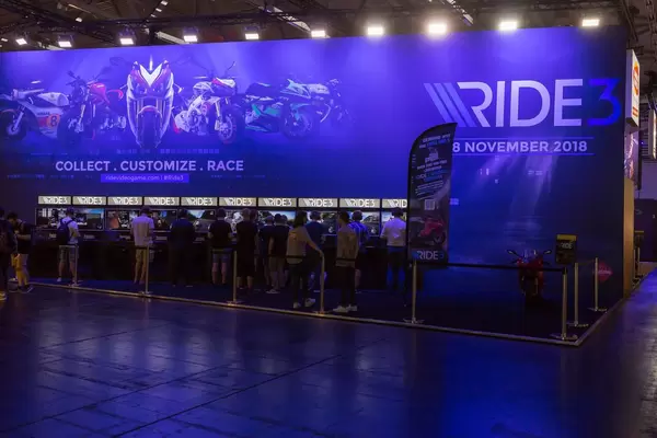 Besucher spielen Ride 3 - Gamescom 2018