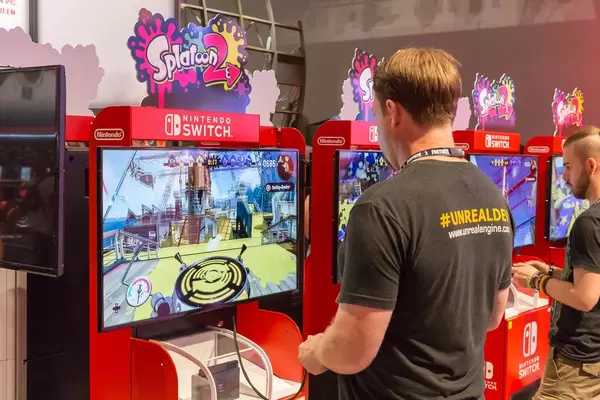 Besucher spielen Splatoon 2 auf der Nintendo Switch