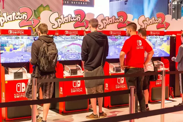 Besucher spielen Splatoon 2 - Gamescom 2017, Köln