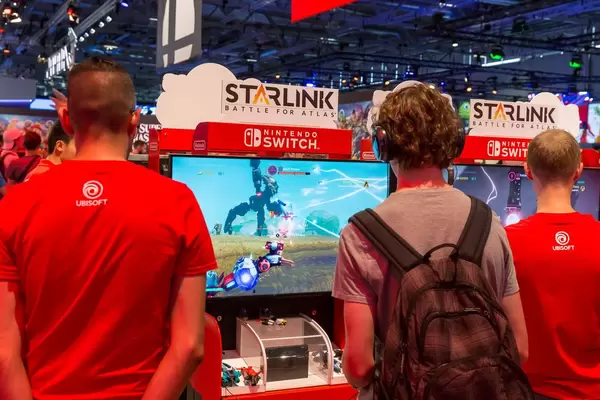 Besucher spielen Starlink: Battle for Atlas auf der Nintendo Switch