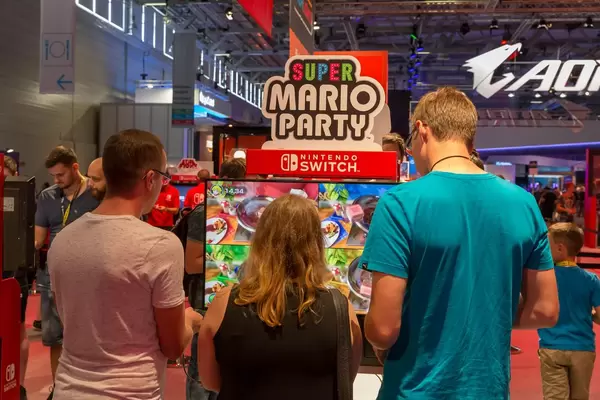 Besucher spielen Super Mario Party auf der Nintendo Switch