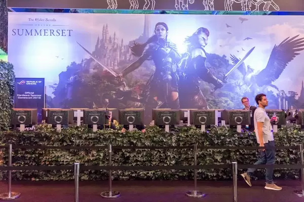 Besucher spielen The Elder Scrolls Online: Summerset auf der Gamescom