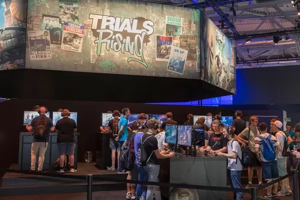 Besucher spielen Trials Rising auf der Gamescom