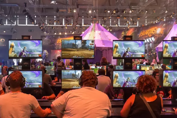 Besucher spielen World of Warcraft: Battle for Azeroth auf der Gamescom