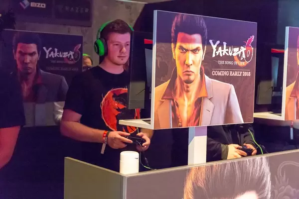 Besucher spielen Yakuza 6 - Gamescom 2017, Köln