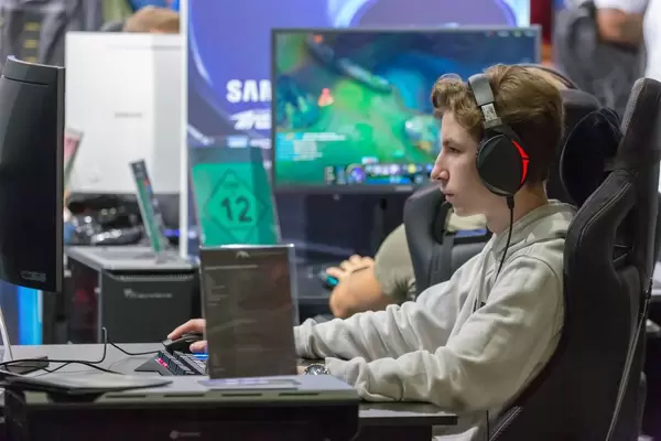 Besucher spielt ein MOBA auf der Gamescom