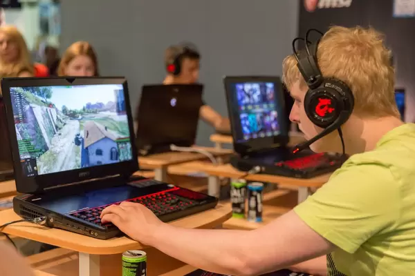 Besucher spielt einen Shooter