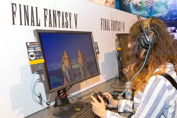 Besucher spielt Final Fantasy V - Gamescom 2017, Köln