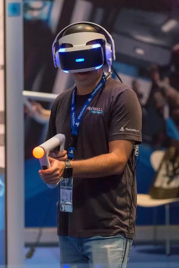 Besucher spielt Firewall Zero Hour mit Playstation VR Headset und Aim Controller