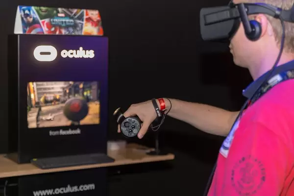 Besucher spielt mit dem Oculus Rift Headset und Oculus Rift Touch Controllern