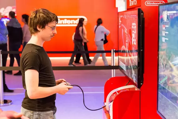 Besucher spielt mit dem Pro Kontroller auf der Nintendo Switch - Gamescom 2017, Köln