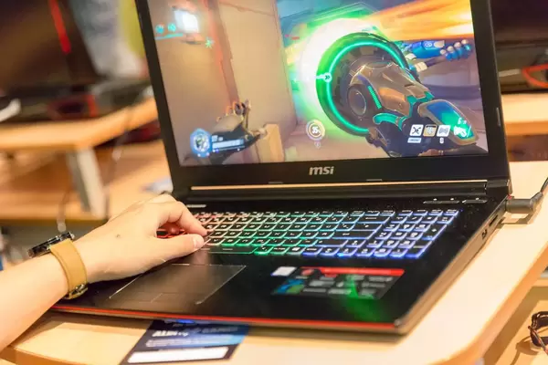 Besucher spielt Overwatch auf einem Gaming-Notebook
