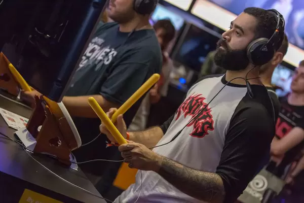 Besucher spielt Taiko Drum Master für die Nintendo Switch mit Drum Controller