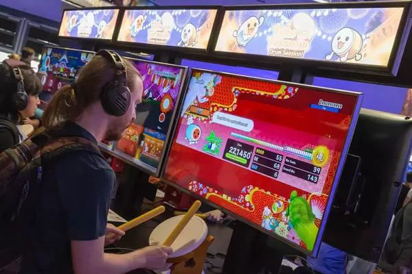 Besucher spielt Taiko Drum Master für die Switch