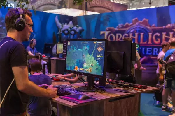 Besucher spielt Torchlight Frontiers auf der Gamescom