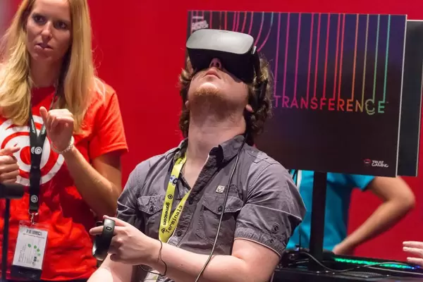 Besucher spielt Transference VR mit Headset und Controller
