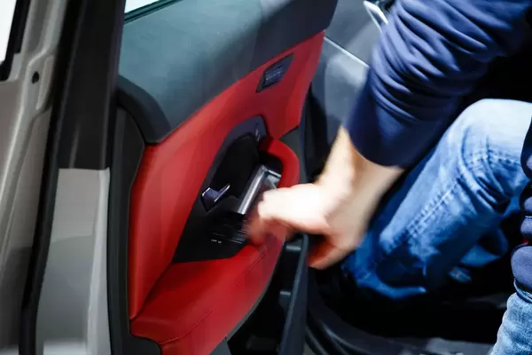 Besucher steigt in den neuen Jaguar E-Pace d180 AWD ein