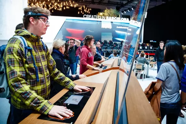 Besucher testen Content von Seat bei der IAA