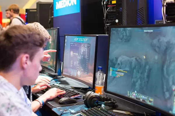 Besucher testen neue PCs und Notebooks für Gamer von Medion