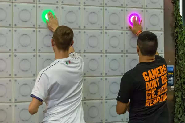 Besucher trainieren mit einer TWall 64 auf der Gamescom 2018