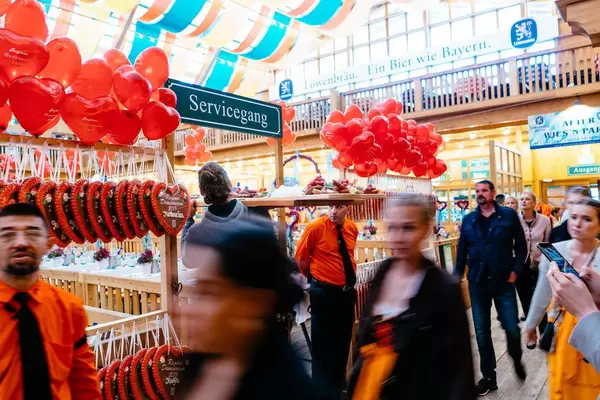 Besucher und Servicekräfte im Löwenbräu-Festzelt beim Oktoberfest in München