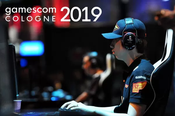 Besucher und Spielenerd beim Zocken auf einem Werbefoto für die Gamescom in Köln 2019