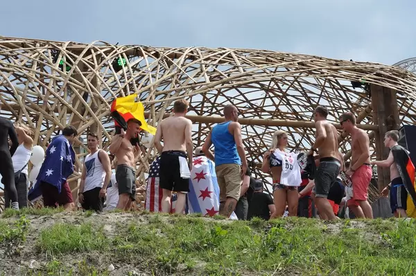 Besucher unter dem Bambus-Dach - Musikfestival Tomorrowland 2014