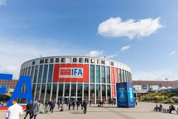 Besucher vor dem Eingang der IFA - Messehalle am Messedamm in Berlin - Westend