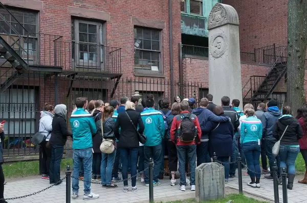 Besucher vor dem Grabstein von John Hancock in Boston, USA