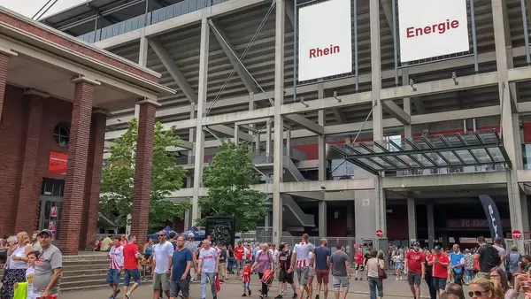 Besucher vor dem Müngersdorfer Stadion des 1. FC Köln