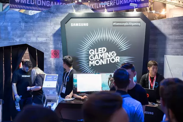 Besucher vor dem Qled Gaming Monitor von Samsung