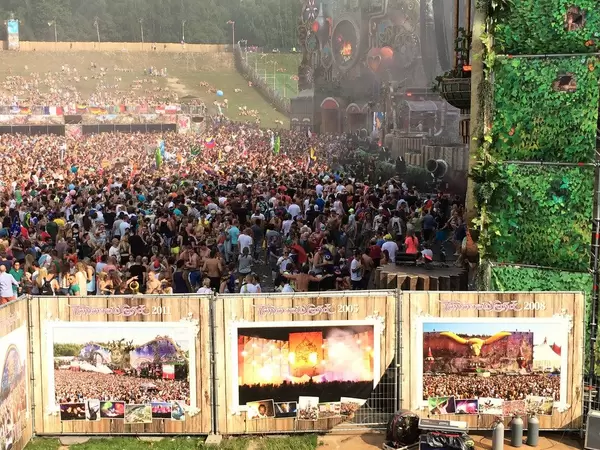 Besucher vor der Hauptbühne beim Musikfestival Tomorrowland 2014 - Antwerpen, Belgien