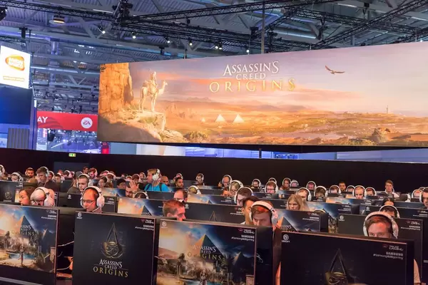Besucher zocken Assassin's Creed Origins - Gamescom 2017, Köln