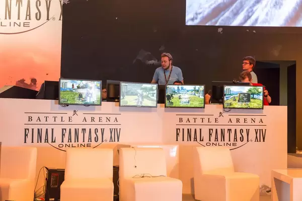 Besucher zocken Final Fantasy XIV Online - Gamescom 2017, Köln