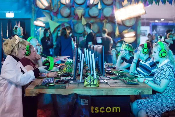 Besucher zocken Gwent The Witcher Card Game