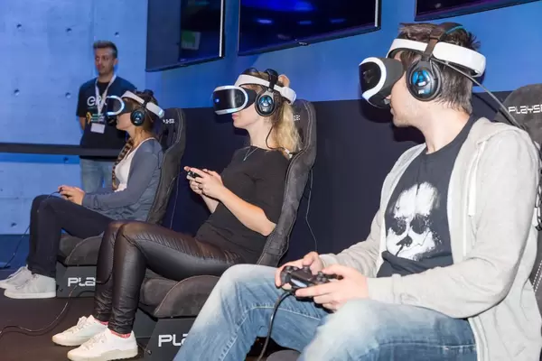 Besucher zocken mit PlayStation VR Headsets - Gamescom 2017, Köln