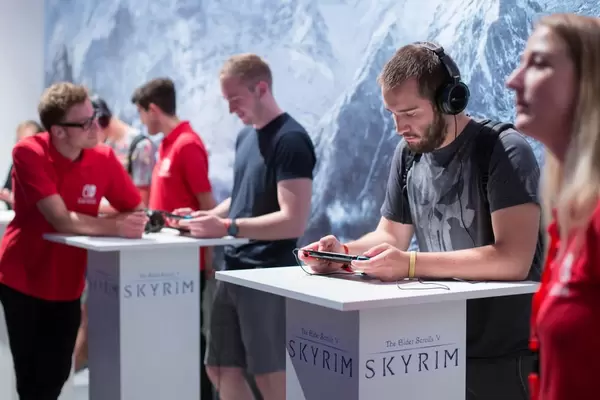 Besucher zocken The Elder Scrolls V Skyrim