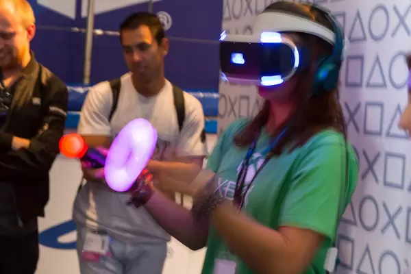 Besucherin fuchtelt mit den PlayStation Move Kontrollern (PS4 VR) - Gamescom 2017, Köln