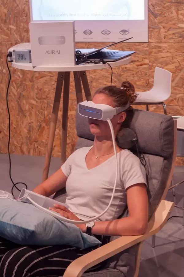 Besucherin mit Aurai Augen-Massage-Gerät