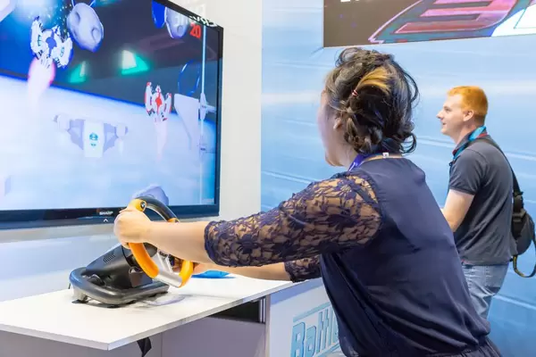 Besucherin spielt ein Space-Game - Gamescom 2017, Köln