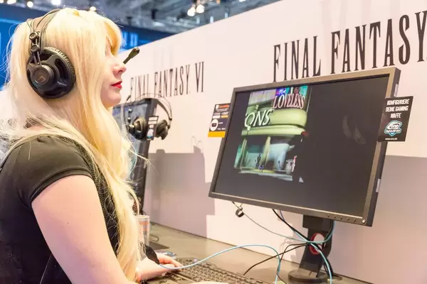 Besucherin spielt Final Fantasy VI - Gamescom 2017, Köln