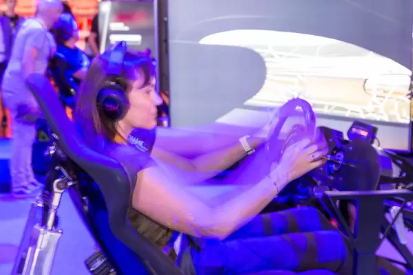 Besucherin spielt Need For Speed Payback - Gamescom 2017, Köln