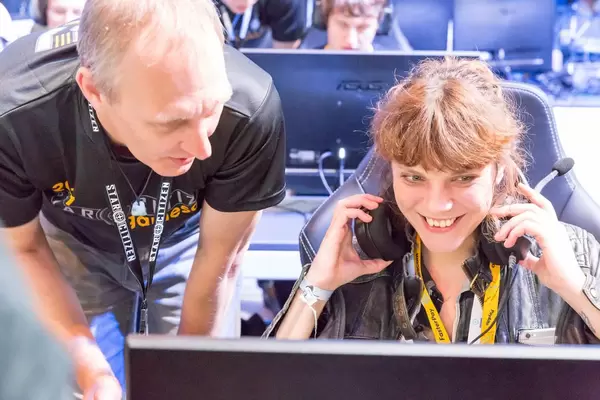 Besucherin spielt Star Citizen - Gamescom 2017, Köln