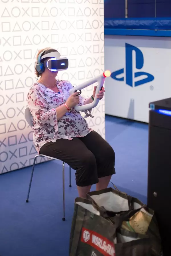 Besucherin testet den PlayStation Move Kontroller