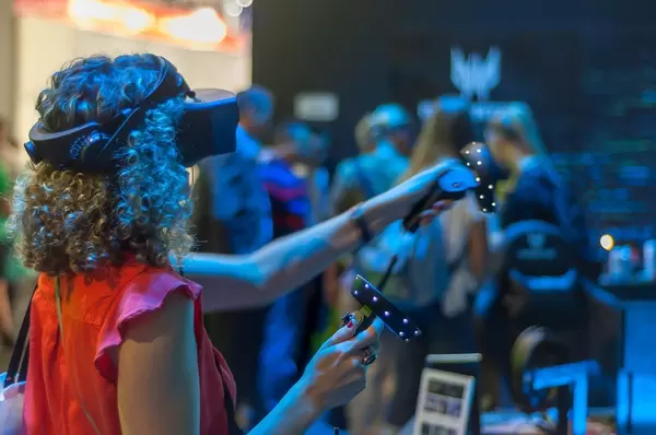 Besucherin verwendet Microsoft Mixed Reality Headset und Controller