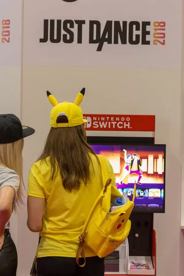 Besucherinnen spielen Just Dance 2018 auf der Nintendo Switch