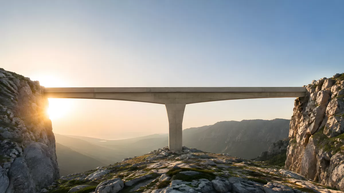 Betonbrücke über Felsschlucht im Sonnenuntergang