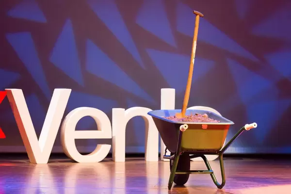 Betonkarren mit Erde und Schaufel auf der Bühne - TEDxVenlo 2017