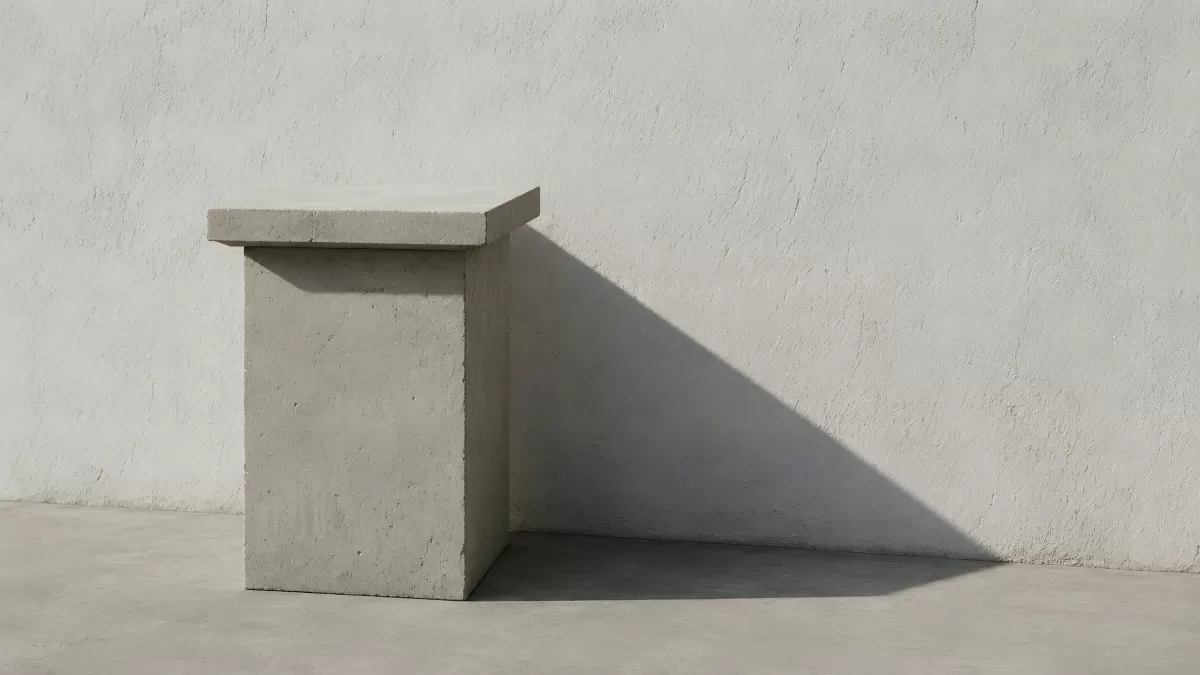 Betonquader mit Schatten an weißer Stuckwand