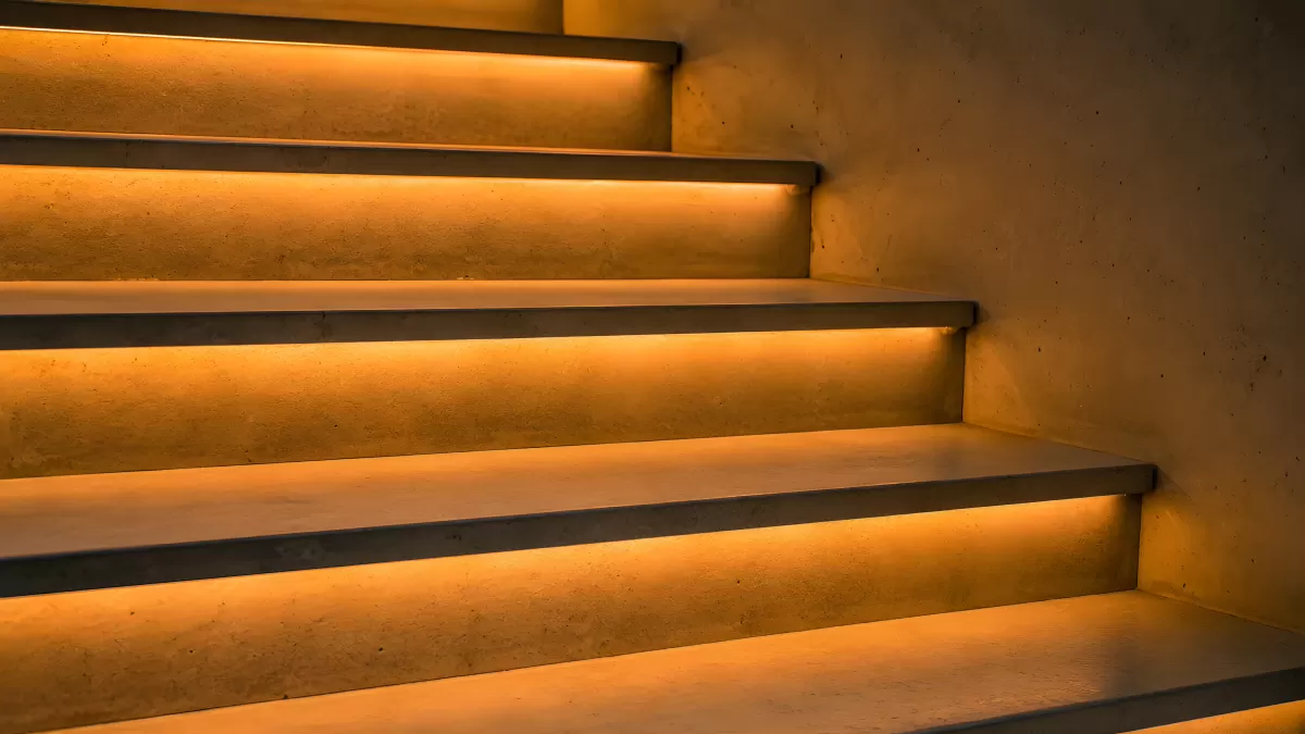Betontreppe mit warmem LED-Unterbeleuchtung bei Nacht
